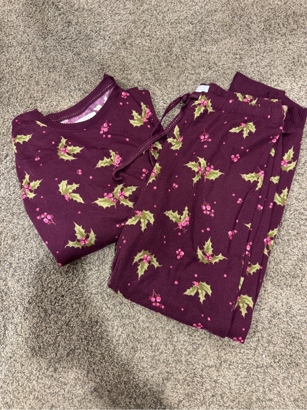 Lauren Conrad “Holly Berry” Christmas Holiday Matching Pajama Set— Medium